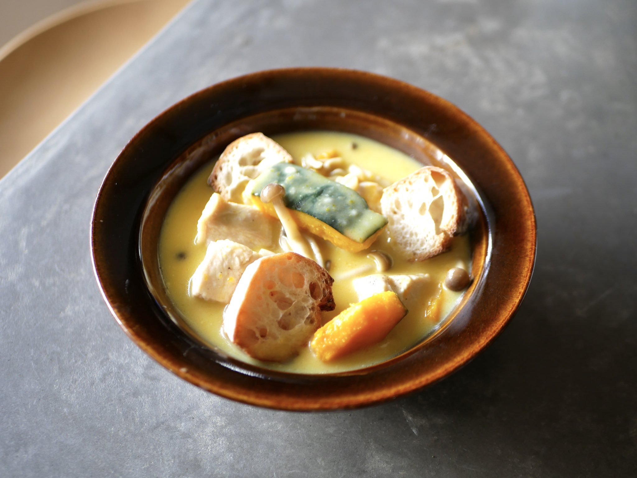 有賀 薫 きょうの料理で紹介するレシピから かぼちゃとパンのクリームチキンスープ かぼちゃの甘みと色がとろけたクリームスープ にカリッとトーストしたパンを加えて 一皿で一食にしたスープです 鶏はさっぱりしたむね肉で かぼちゃを主役に 放送日の
