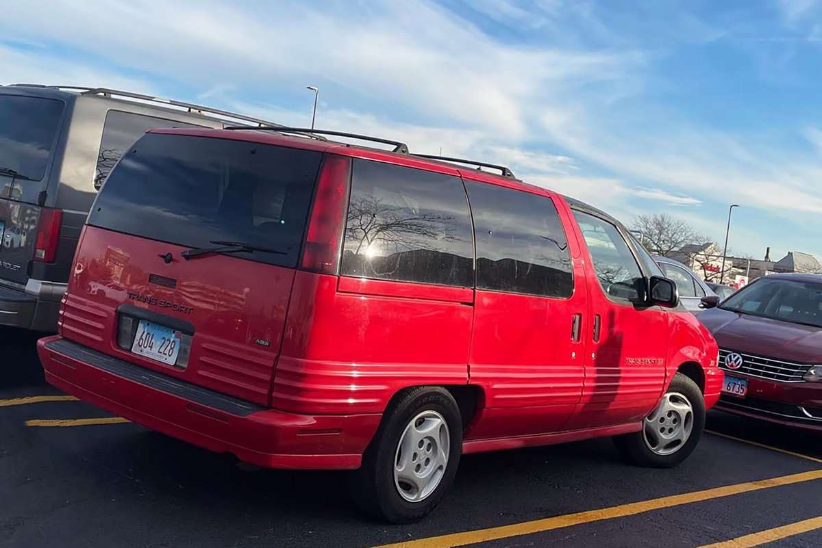 Car_Guy_Tom's tweet photo. If straked plastic cladding is sexy, this van is a rolling aphrodisiac. #Pontiac #Minivan #Sexy #CarSpotter #UBody #Plastic #TransSport #DustBuster https://t.co/HPq1R91kzP