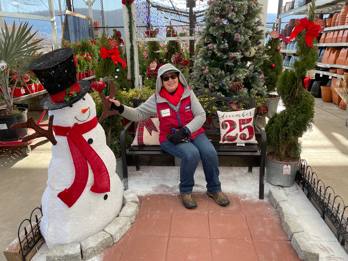 #MakeMoreHoliday Lowe’s 1764 Roanoke Virginia 🎄 OSLG team! <a href="/JeepAdvent4Me/">Lisa Ratcliffe</a> <a href="/DonnieW_Lowes/">Donnie Wheeler</a> <a href="/Kimberly_1764/">kimberly</a>