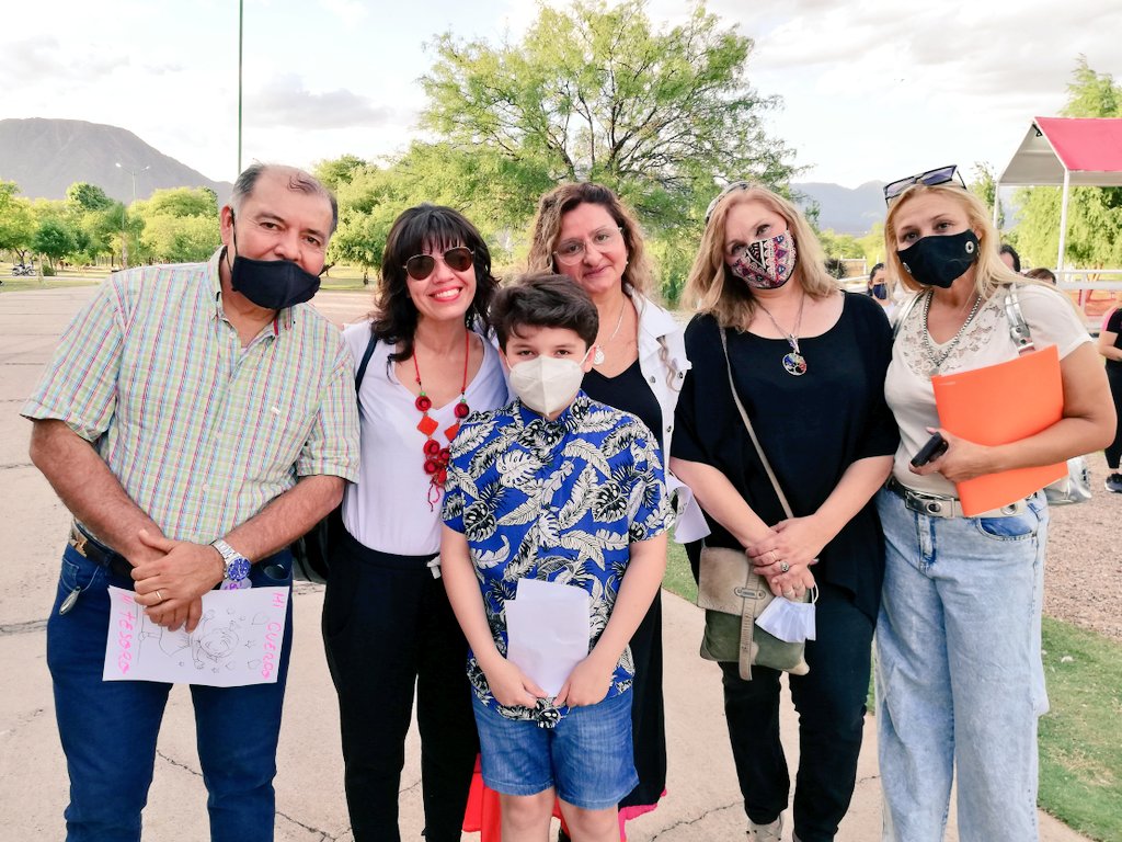 SoniaTorresLR's tweet photo. Se llegaron familiares y vecinos de Zoe, agrupaciones como #EstamosConVos, #JuventudMB, la sec de Planeamiento de @mineducacion2 Karen Navarro, la artista #FlorCastro, referentes y compañer@s militantes, ciudadan@s en gral. Hermoso poema de Santino!❤️ A tod@s mi reconocimiento!🌈 https://t.co/7AzgpCBKxl