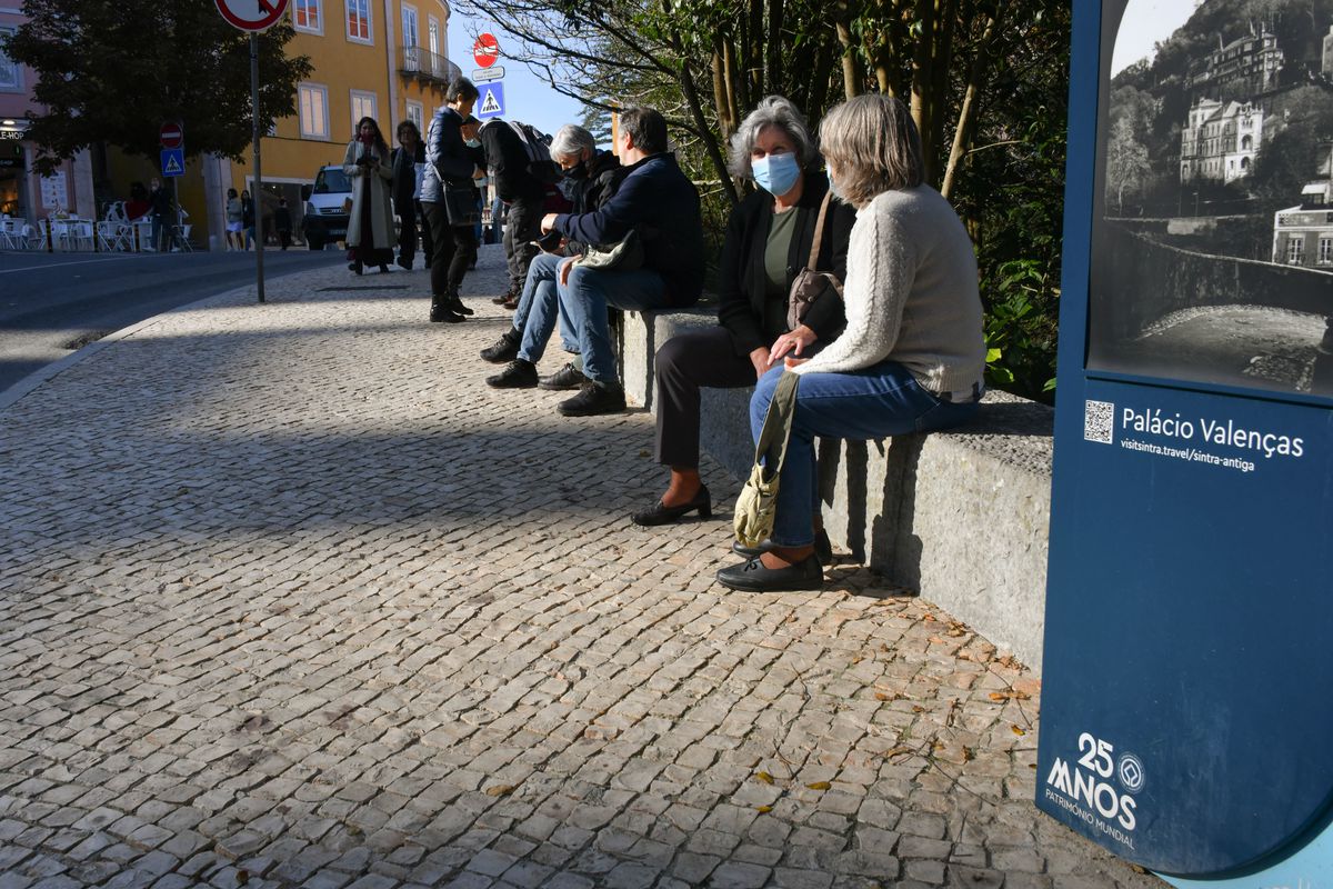 PortalHome's tweet photo. Portugal, o país mais vacinado contra a covid-19 na UE, retoma restrições https://t.co/bcMhSUQnqs https://t.co/PAEmWEDS1d