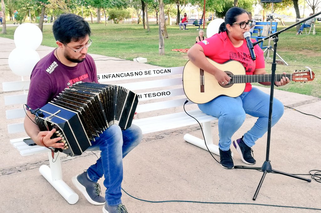 SoniaTorresLR's tweet photo. Se llegaron familiares y vecinos de Zoe, agrupaciones como #EstamosConVos, #JuventudMB, la sec de Planeamiento de @mineducacion2 Karen Navarro, la artista #FlorCastro, referentes y compañer@s militantes, ciudadan@s en gral. Hermoso poema de Santino!❤️ A tod@s mi reconocimiento!🌈 https://t.co/7AzgpCBKxl