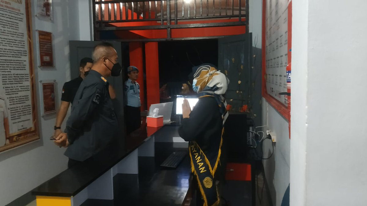 AmdipSh's tweet photo. Giat monitoring Direktur Pelayanan Tahanan dan Pengelolaan BASAN BARAN Bp BUDI SARWONO, Bc.IP, SH, MSi di RUPBASAN Klas II Kendari sangat terkesan dgn tata kelolanya, sekaligus memberikan penguatan dan motivasi kpd seluruh petugas. Jumat, 18 Nov 2021. @Kemenkumham_RI @DITJEN_PAS https://t.co/tKve2MoxYj