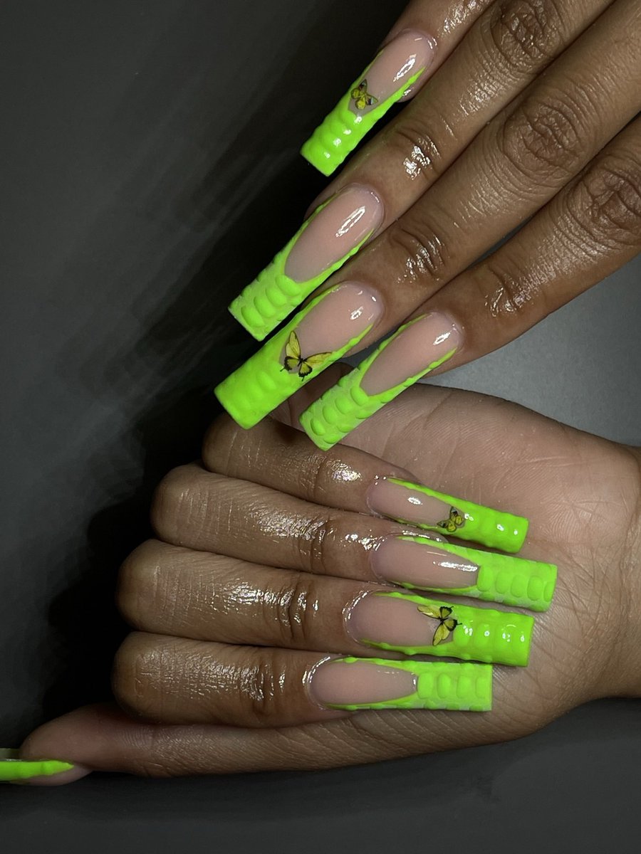 LeShai_'s tweet photo. BOOK ME💕💕 Late night appointments available! Make sure your nails are done for Thanksgiving!!!!! @leshaiaesthetics on IG!💚💚 https://t.co/7Rvb3W2gXy