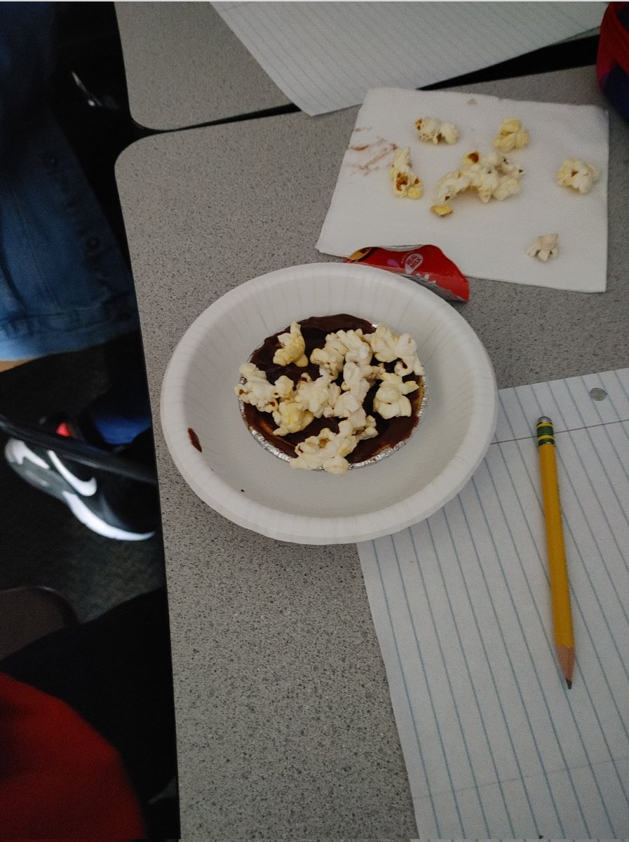 MsKinghasClass's tweet image. -Reading Cornucopias 
-Thankful turkey 
-Talked about the REAL 1st Thanksgiving (in Florida)
-Finished up our day with a 4 P&apos;s party:
Pies!
Popcorn like the Pilgrims
watching Pocahontas 2 (since that one is slightly more accurate and we just finished studying her)
And Peace!!!