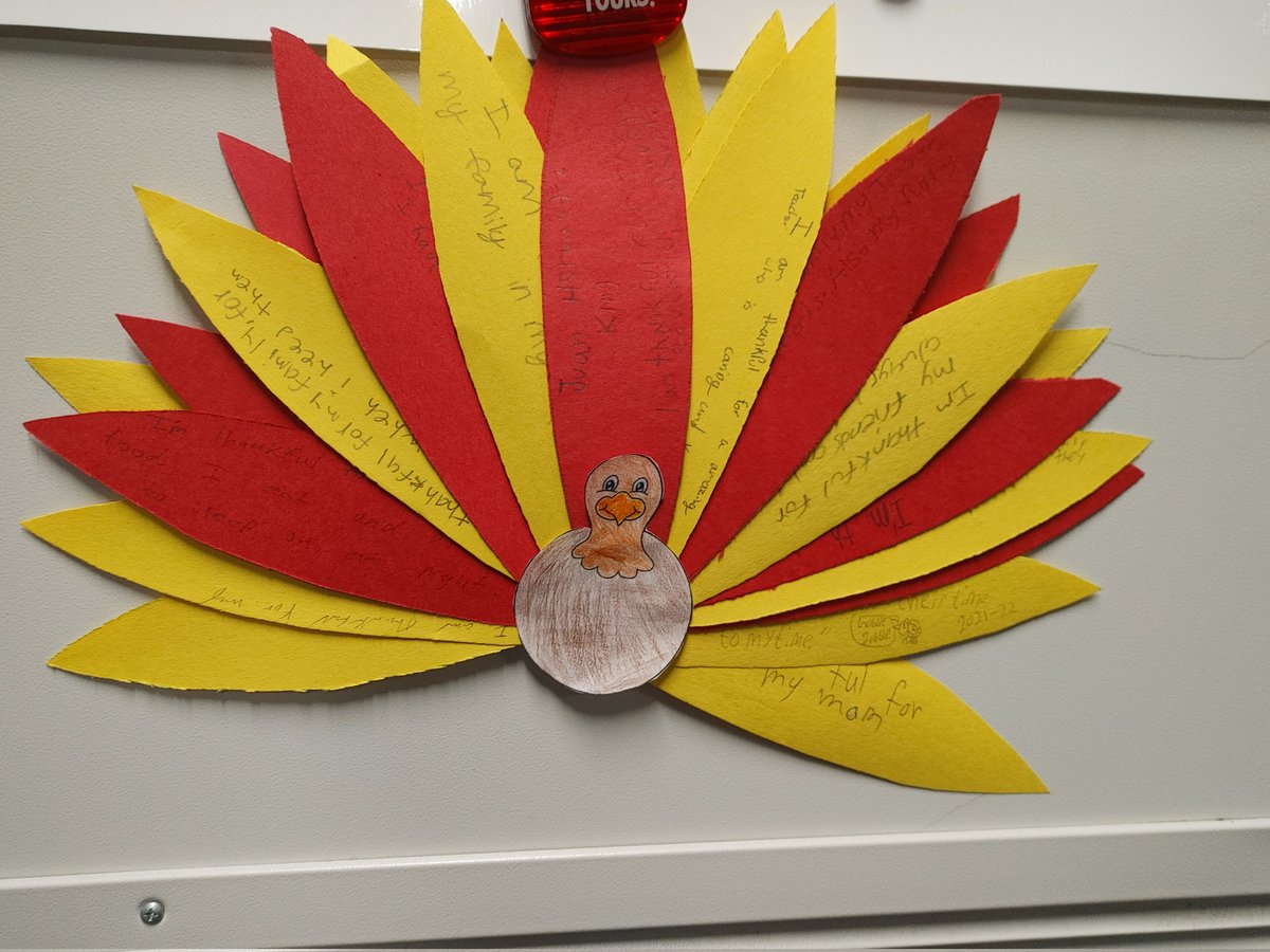 MsKinghasClass's tweet image. -Reading Cornucopias 
-Thankful turkey 
-Talked about the REAL 1st Thanksgiving (in Florida)
-Finished up our day with a 4 P&apos;s party:
Pies!
Popcorn like the Pilgrims
watching Pocahontas 2 (since that one is slightly more accurate and we just finished studying her)
And Peace!!!