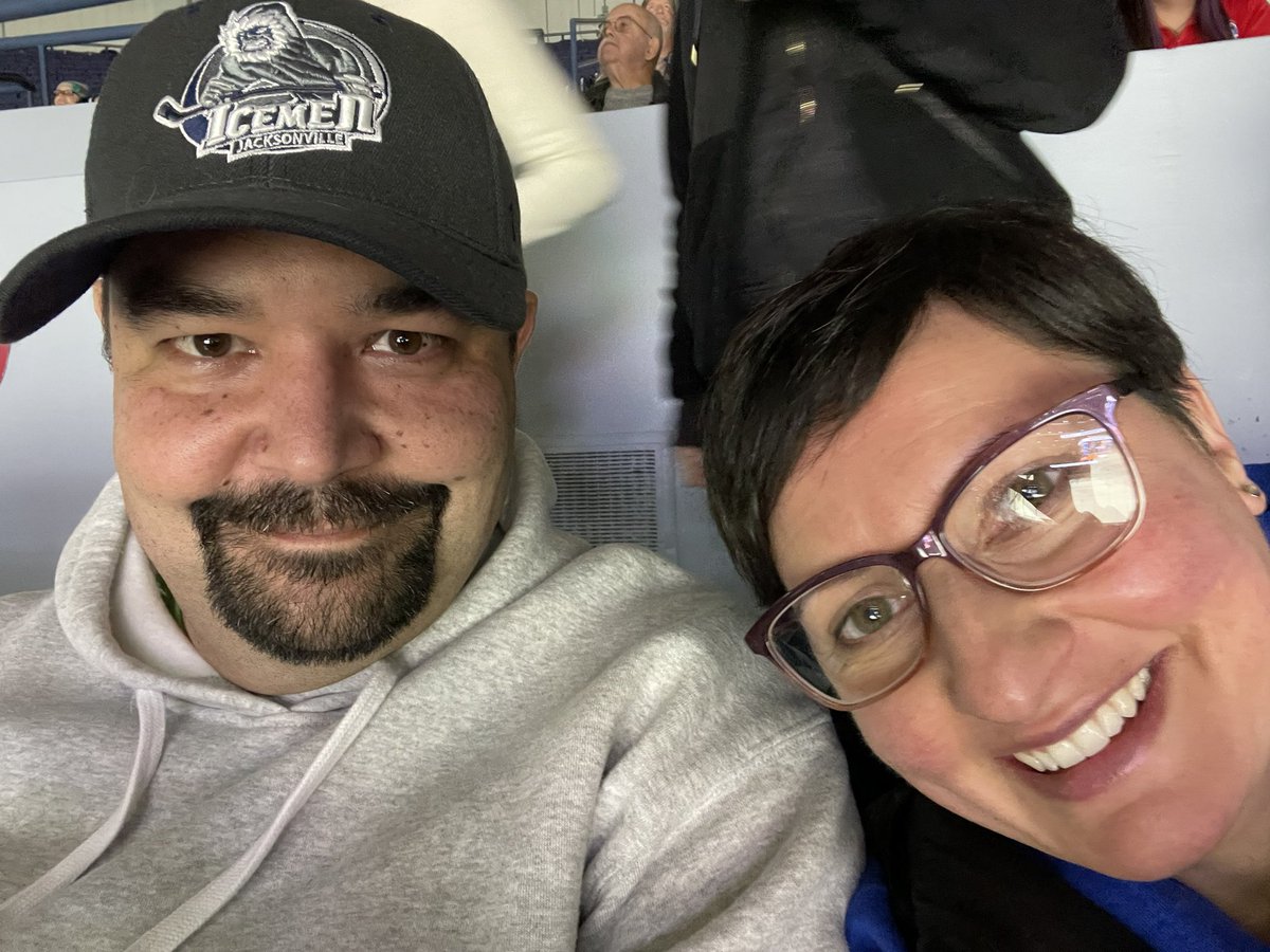reb_ecca's tweet photo. Let’s go Amerks! @AmerksHockey #wellnowselfie https://t.co/Ez8lz84omC