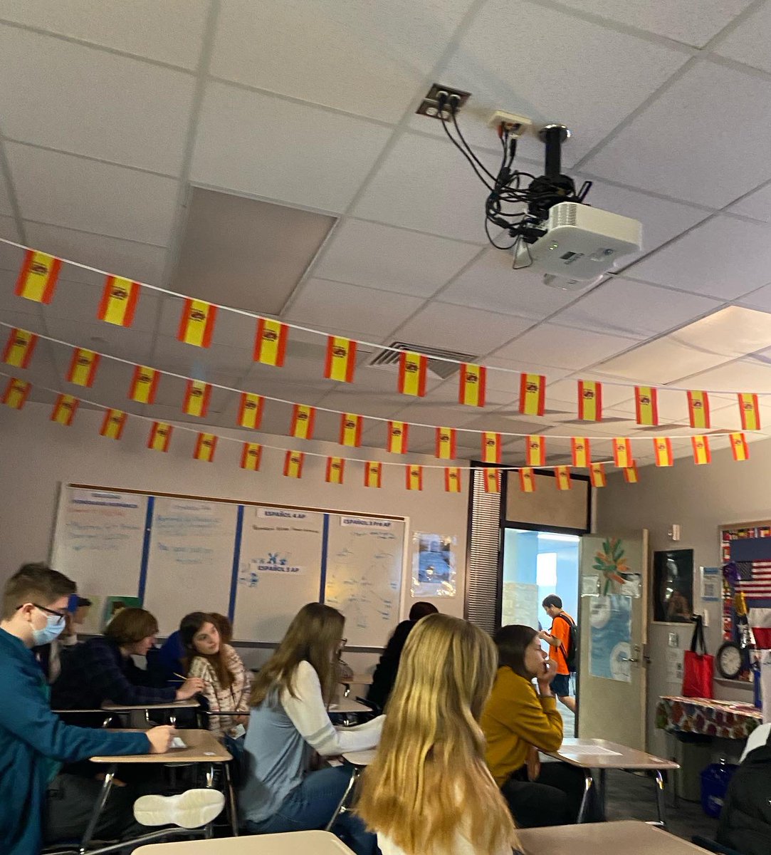 KHSLinguistics's tweet photo. The meeting was great today! Thank you to everybody who was able to come and learn about the Russian language. Our guest speaker was amazing and I hope that y’all were able to enjoy the lesson as much as we did:) Happy Thanksgiving break! @nasra_michael @khs_lib https://t.co/62Lwn56bwN