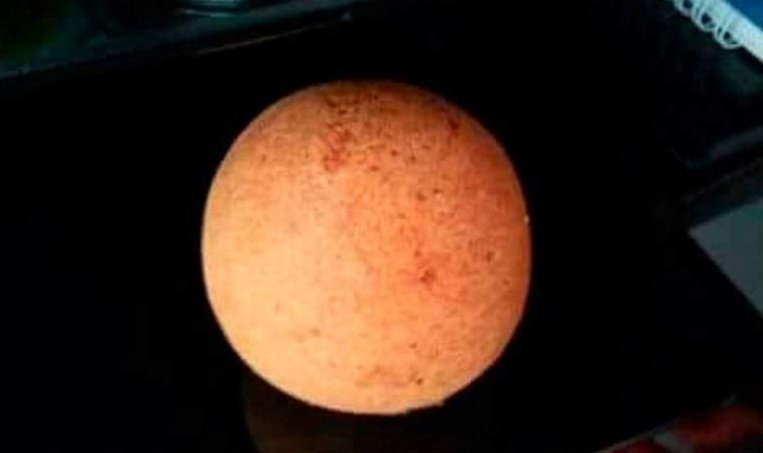 tagoretoro's tweet photo. Fotografía de la luna captada desde mi celular. Los envidiosos dirán que es un buñuelo. https://t.co/mR8oWZMEYJ