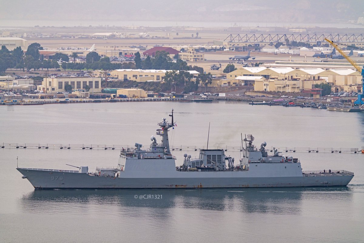 WarshipCam's tweet photo. Republic of Korea Navy Chungmugong Yi Sunshin-class helicopter destroyer ROKS Wang Geon (DDH-978) coming into San Diego - November 19, 2021 #rokswanggeon #ddh978
* photo courtesy of @cjr1321 https://t.co/GVFk39GXdD