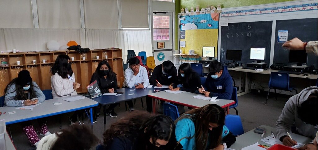 _ACLAMO_'s tweet photo. Our ADELANTE students met this afternoon with our team to work on their goals and college applications! So exciting! We are ACLAMO ๐๐งก#aclamoyouthprogram https://t.co/P6LUlfYLay