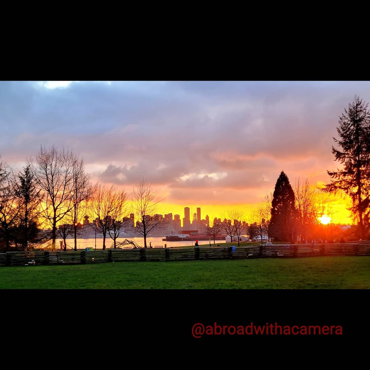 Abroadwithacam's tweet photo. #abroadwithacamera
A beautiful reminder that every storm passes...
#lowerlonsdale #northvancouver #myportcity #waterfrontpark #myhood #sunsettingsky https://t.co/lSTFncGiYG