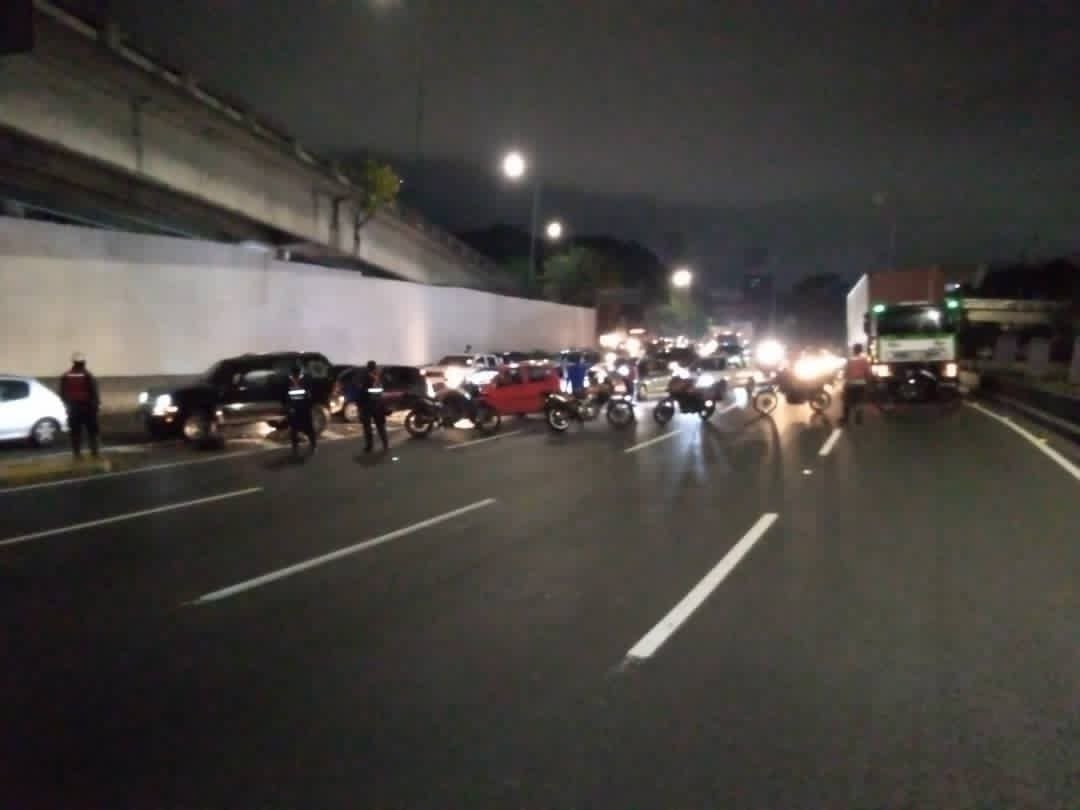 rcamachovzla's tweet photo. #Caracas En estos momentos cerrada la autopista sentido oeste, altura Quinta Crespo. Paramédicos vías rápidas, Ángeles de la Autopista, en el sitio. Gandola chocó con el puente. Tomen vías alternas https://t.co/gg8IbipzKL