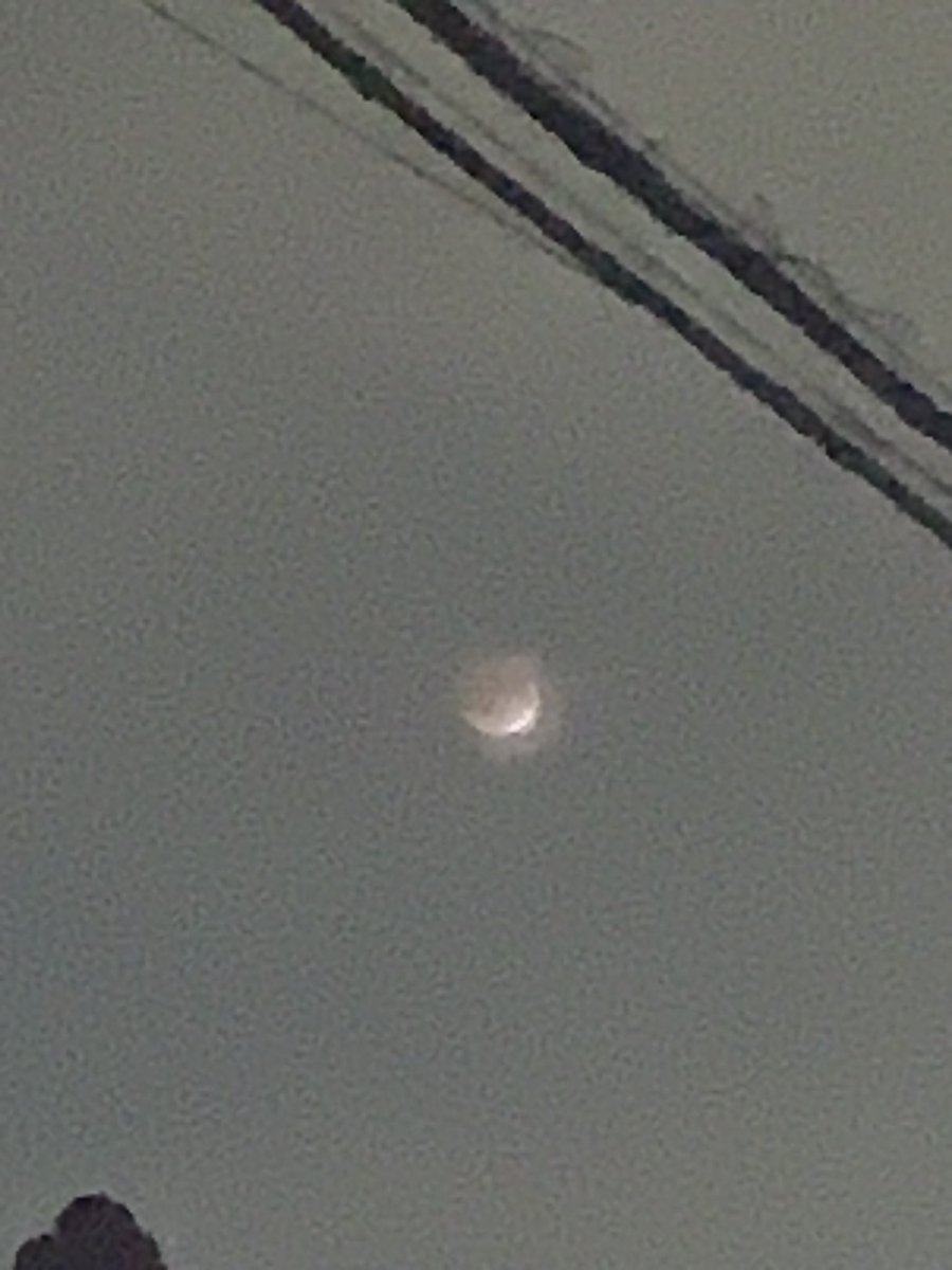 noko66442798's tweet photo. 雲が邪魔してますが普通に撮れたかな？
満月はAM3:00のものです🌕 https://t.co/oGci9kLgVj
