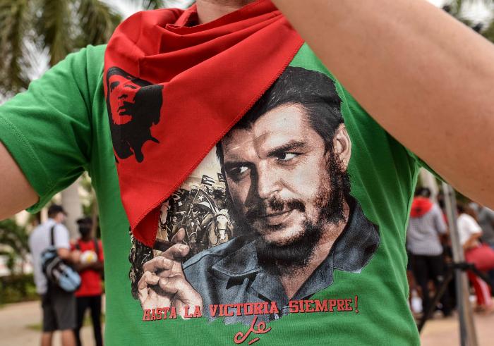 LedyMariCCN's tweet photo. #CubaVive ❤️| Es viernes y los @PanuelosRojos_ de #Cuba estarán en @PrecisaPalabra.

🔺Ibelici Martínez
🔺Elizabeth Rodríguez
🔺Pedro Jorge Velázquez

"Nos defendimos unos a otros de las mordidas del odio", ya habían contado a @TeresaM72839295 👉https://t.co/tcuCffbLUm https://t.co/f6kiLtFpbp