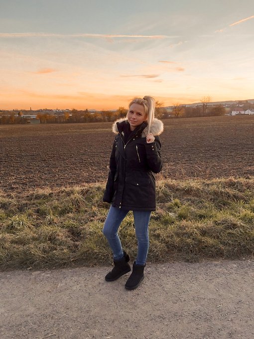 Wer postet Nachts um 1Uhr noch einen Insta Post !? Me 😅 Langeweile und so. #boring #night #weekend #saturday<a href="/tag/night"class="tags"><span>#night</span></a><a href="/tag/sunset"class="tags"><span>#sunset</span></a><a href="/tag/instagram"class="tags"><span>#instagram</span></a><a href="/tag/weekend"class="tags"><span>#weekend</span></a><a href="/tag/saturday"class="tags"><span>#saturday</span></a><a href="/tag/boring"class="tags"><span>#boring</span></a>