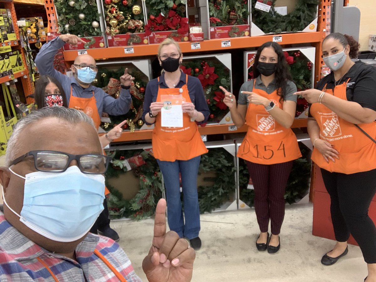 anandsingh1210's tweet photo. Recognizing D25 Associate Andrew and D25 DH Valarie for delivering outstanding customer service and on shelf availability!! @felipe30516 @JeanSyl02707774 https://t.co/yIpL285F1I