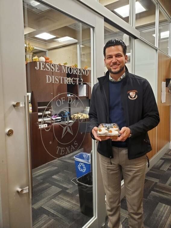 BakeTexasBlue's tweet photo. Our wonderful #BakeBackBetterTX VOLUNTEER delivering cupcakes to donors in support of @dallasdemocrats
YAY! and YUM!
@BakeBackBetter
#BakeBackBeto
#DonateForCupcakes
#BetoForGovernor
#TurnTexasBlue
#BakeBackBetterTX
#DallasCountyDemocrats
#Dallas #Austin #Texas
#VoteDemocratic https://t.co/82SNqNfhlg