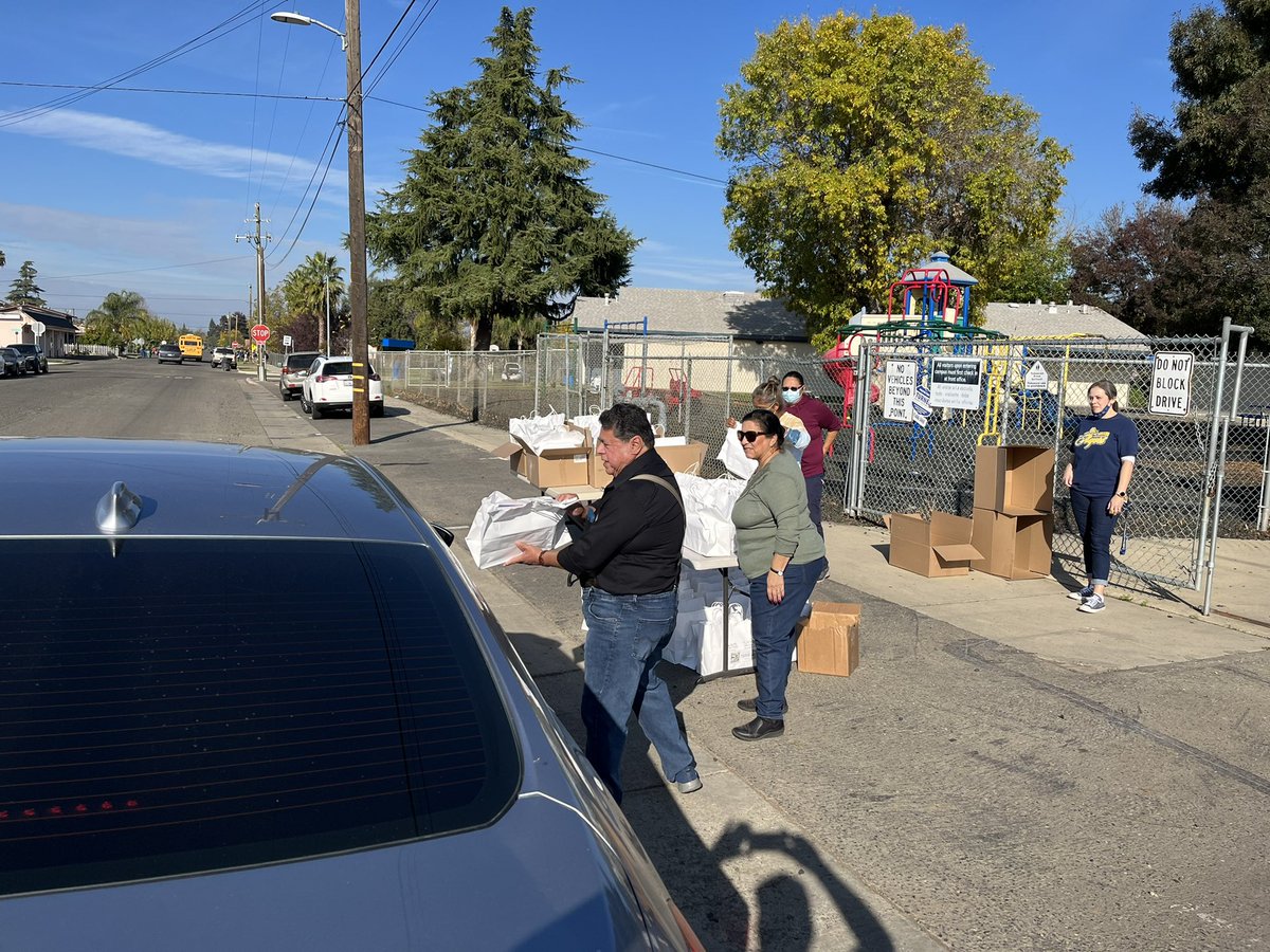 PESDSupt's tweet photo. A special thank you to our volunteers including Trustee Rodriguez and his lovely wife Rita. We handed out Turkeys, Fixings and 850 Home Rapid COVID-19 Tests Kits. #gathersafely #ILovePlanada @UnitedWayMerced  @AdamGrayCA @CASenCaballero https://t.co/aFVUrlcazn