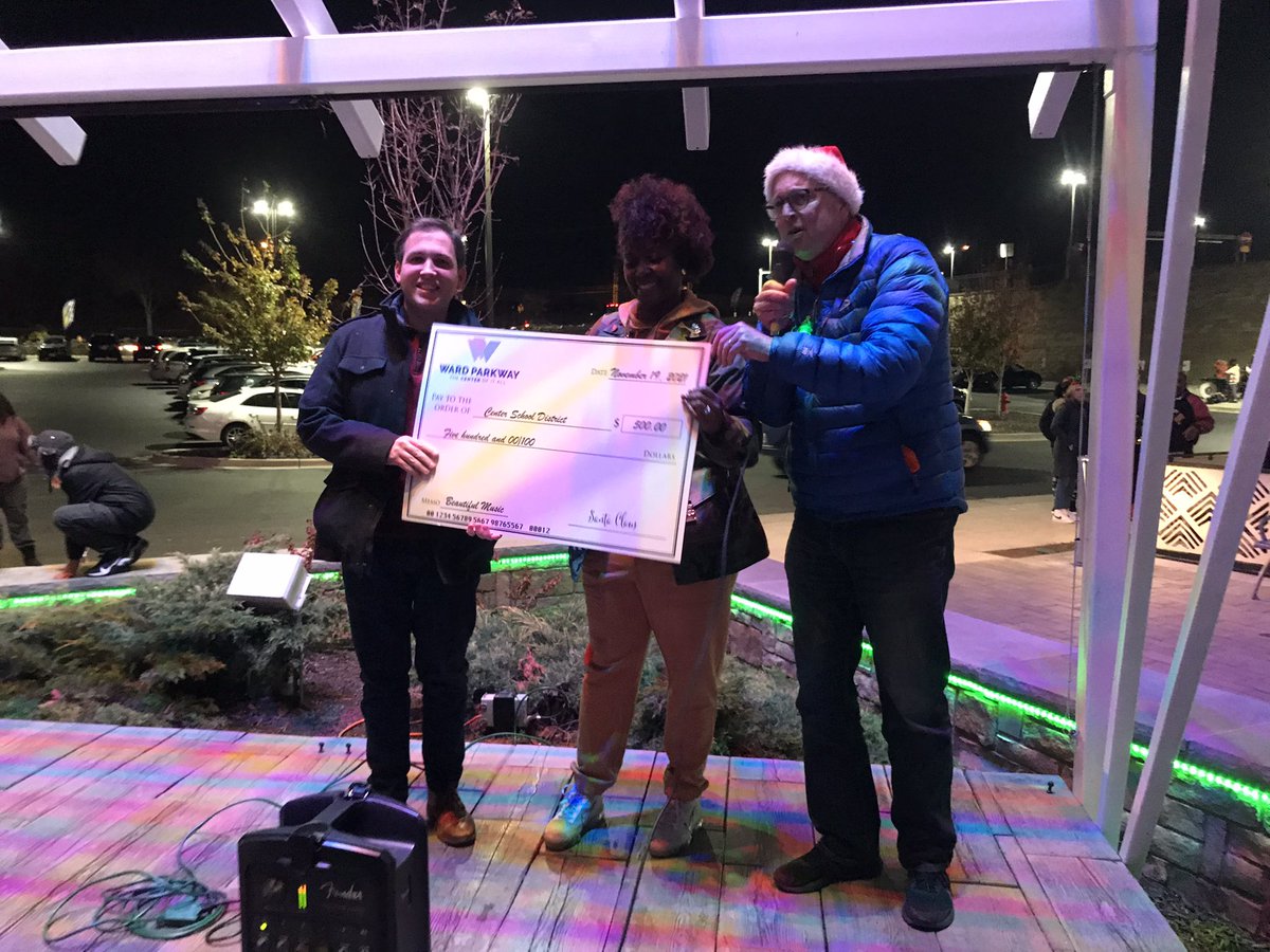 CenterSD's tweet image. Thank you @WardParkwayCenter for allowing our students to perform and bring fun, music and cheer to the community! #WeloveourCenterVillage #CSD