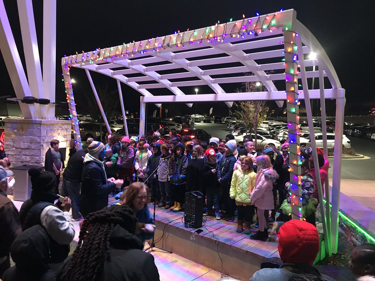 CenterSD's tweet image. Thank you @WardParkwayCenter for allowing our students to perform and bring fun, music and cheer to the community! #WeloveourCenterVillage #CSD