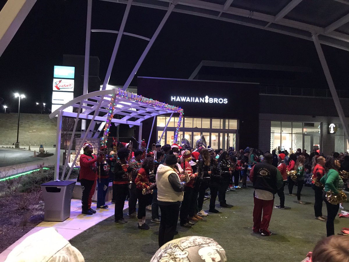 CenterSD's tweet image. Thank you @WardParkwayCenter for allowing our students to perform and bring fun, music and cheer to the community! #WeloveourCenterVillage #CSD