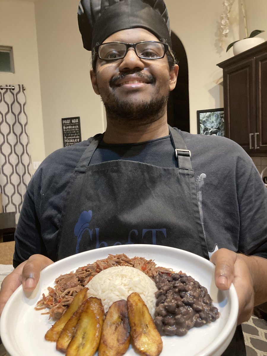 tjradway7's tweet image. Hey guys, I did cooked another Venezuelan food was Pabellon Criollo with meat, rice, black beans and plantains with my dad help for dinner and I’m so proud as chef! #texaschef #cooking #pabelloncriollo #Venezuelanfood #bestchef 👨🏾‍🍳🥘🇻🇪👨🏾‍🍳🥘🇻🇪