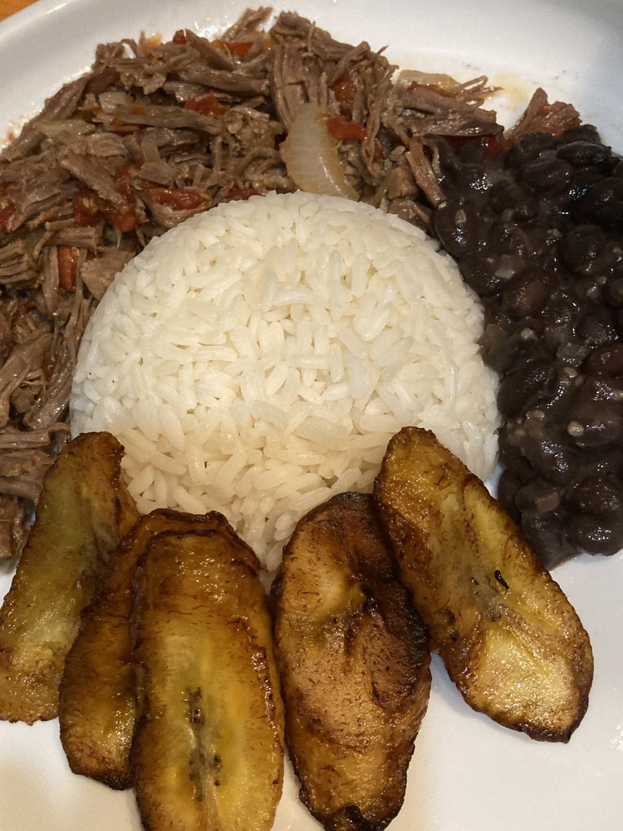 tjradway7's tweet image. Hey guys, I did cooked another Venezuelan food was Pabellon Criollo with meat, rice, black beans and plantains with my dad help for dinner and I’m so proud as chef! #texaschef #cooking #pabelloncriollo #Venezuelanfood #bestchef 👨🏾‍🍳🥘🇻🇪👨🏾‍🍳🥘🇻🇪