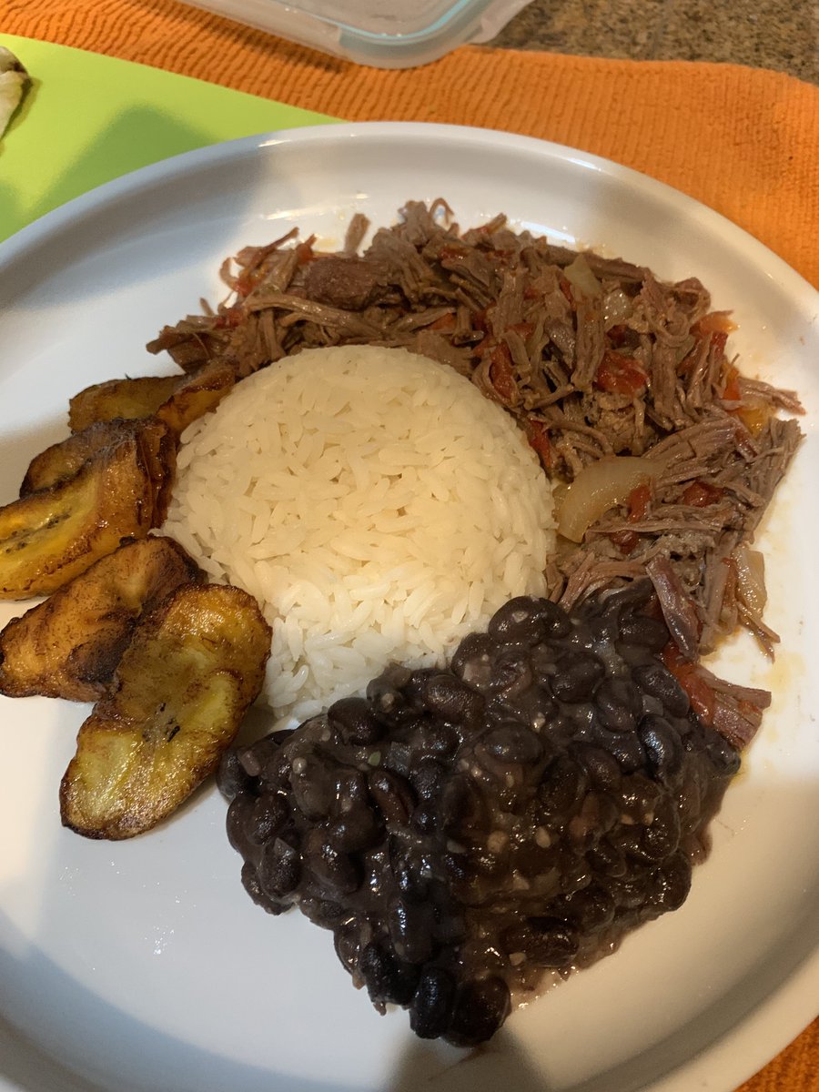 tjradway7's tweet image. Hey guys, I did cooked another Venezuelan food was Pabellon Criollo with meat, rice, black beans and plantains with my dad help for dinner and I’m so proud as chef! #texaschef #cooking #pabelloncriollo #Venezuelanfood #bestchef 👨🏾‍🍳🥘🇻🇪👨🏾‍🍳🥘🇻🇪