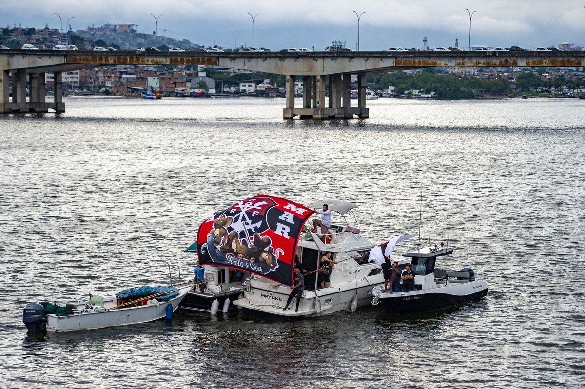 Flamengo's tweet photo. 🎵Seja na terra 
Seja no mar ❤️🖤

#VamosFlamengo

📸 @mcortesdasilva8 / CRF https://t.co/LjE2QlLenr