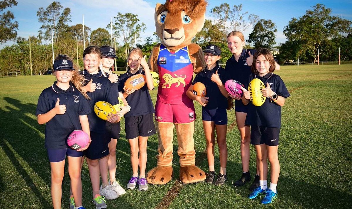 QGSSSA's tweet photo. Thank you to Auroara from @lionsaflw for joining us at yesterday's QGSSSA Primary AFL Gala Afternoon 🦁

We had a wonderful afternoon with students from @staidansags, @StMargaretsAGS, @SomerSport &amp; @moretonbaygirls as we prepare for students to transition into QG AFL next year 🏉 https://t.co/sR5DhUj8sb
