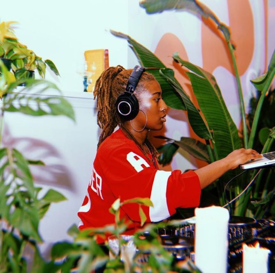 nostudiosmke's tweet photo. Member Spotlight: @DJGeminiGilly 💿

Swipe through to see a few questions with Gilly, and hit the link in our bio to learn more about membership at Nō Studios.

#socializewithpurpose #membercommunity #membership #nōmember #memberspotlight #mkeexplore #mkedowntown #mke #visitmke https://t.co/s7SQY3yFzs