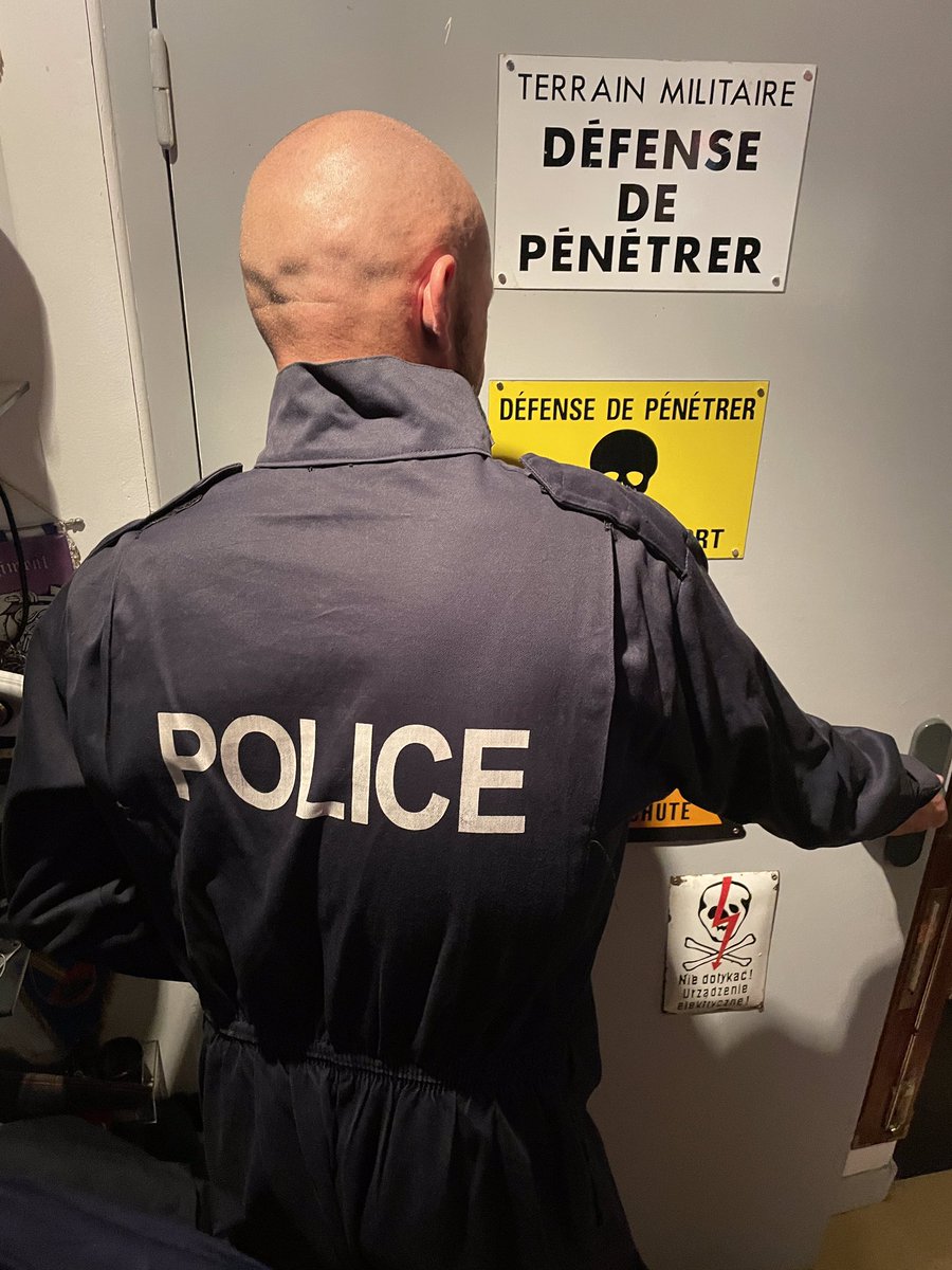 POWPatrol5's tweet photo. Défense de pénétrer 😏
 #gaypoliceman #gaycop #gaycops  #uniformfetish #gaypolice #kiffeur #gayuniforme #boots   #instagay #gayfrance #gayparis #gaytwink #gay #gayworld #gayfrench  #gaymuscle   #cashmasternet #cashmasters #moneymaster #sexygay #sexyman  #gayparisian  #gayfetish https://t.co/OtjarAQnLT