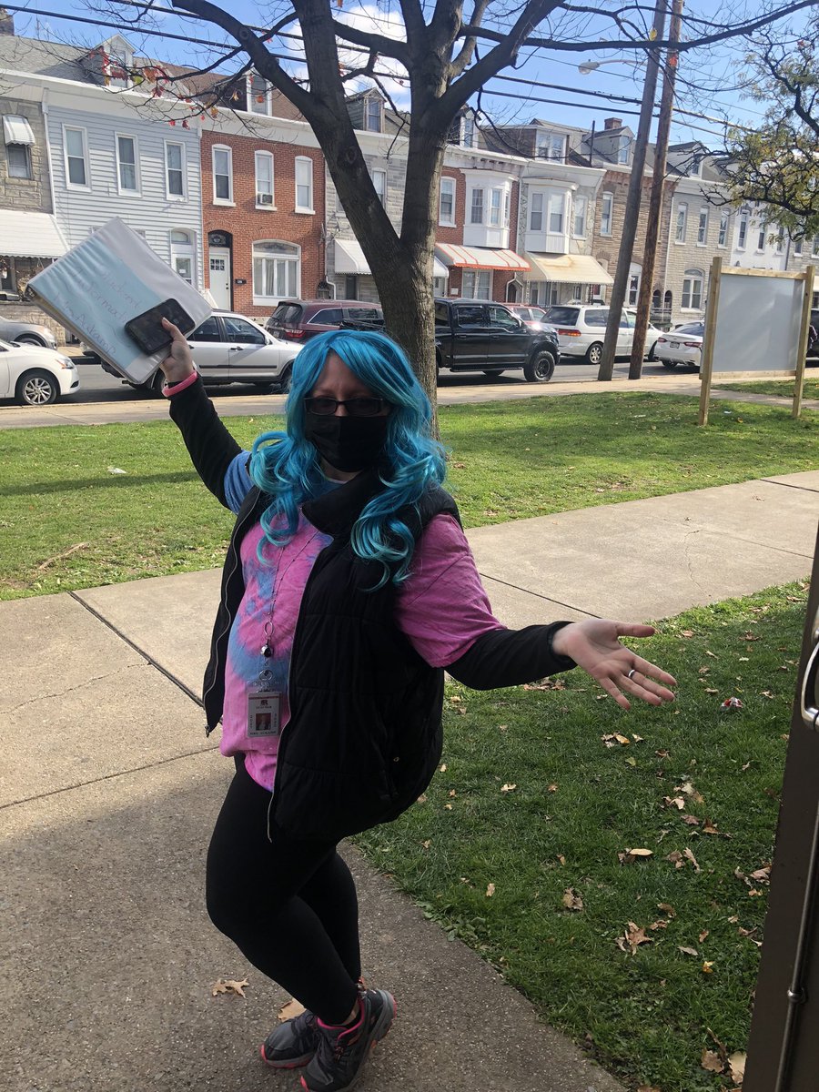 ClarkeRSD's tweet photo. 10th &amp; Green was all aglow! GLOW DAY is about acknowledging the good in our 10th &amp; Green family members. GRATITUDE GLOWS on US !
@MrsHorrigan_RSD @suelozada #RSDproud https://t.co/kvbQP5v7eR