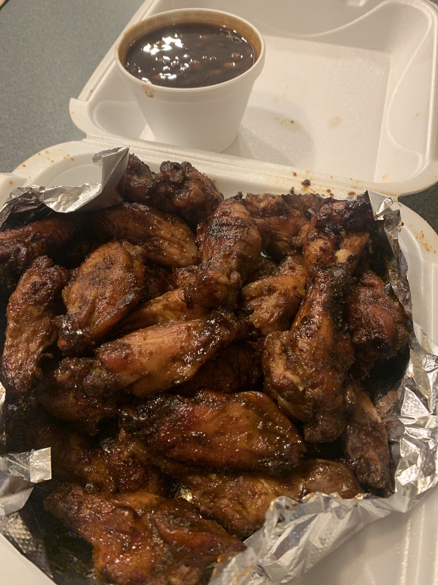 ShannonTheDude's tweet photo. Brown sugar-coated wings from Holy Smokes BBQ showed up just in time for half-time, all thanks to ⁦@FoodChing Delivery⁩! #FoodchingFriday https://t.co/k3QdEHqESy