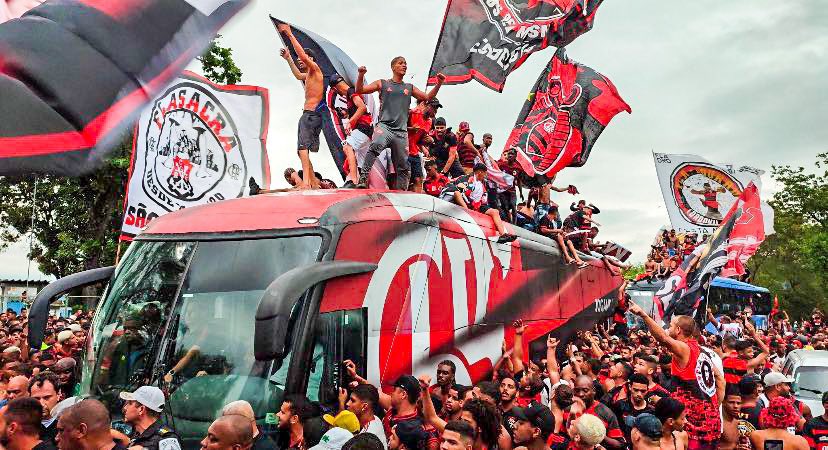 RCaio03's tweet photo. Raça, amor e paixão ❤️🖤 Que energia, NAÇÃO 👏👏 https://t.co/hezUHJCbQy