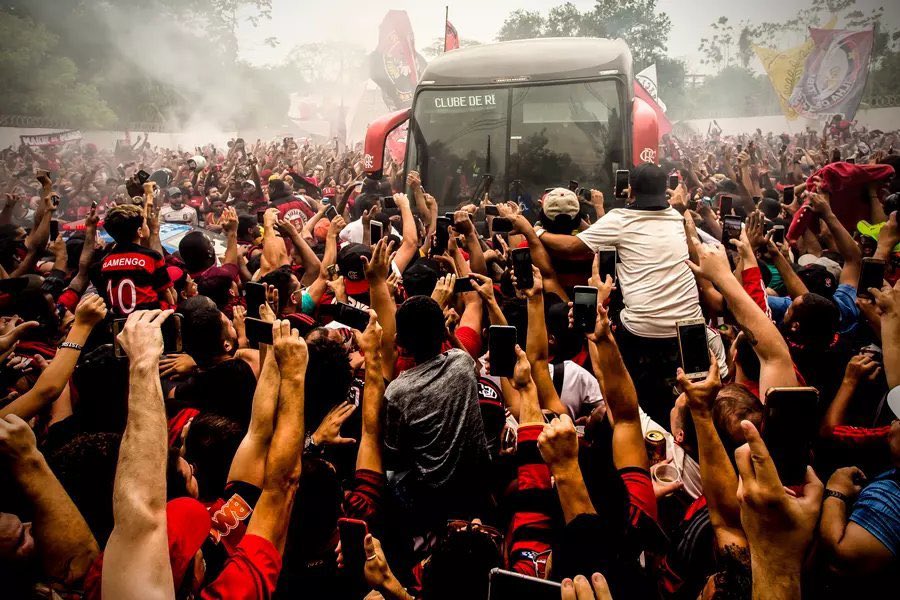 RCaio03's tweet photo. Raça, amor e paixão ❤️🖤 Que energia, NAÇÃO 👏👏 https://t.co/hezUHJCbQy
