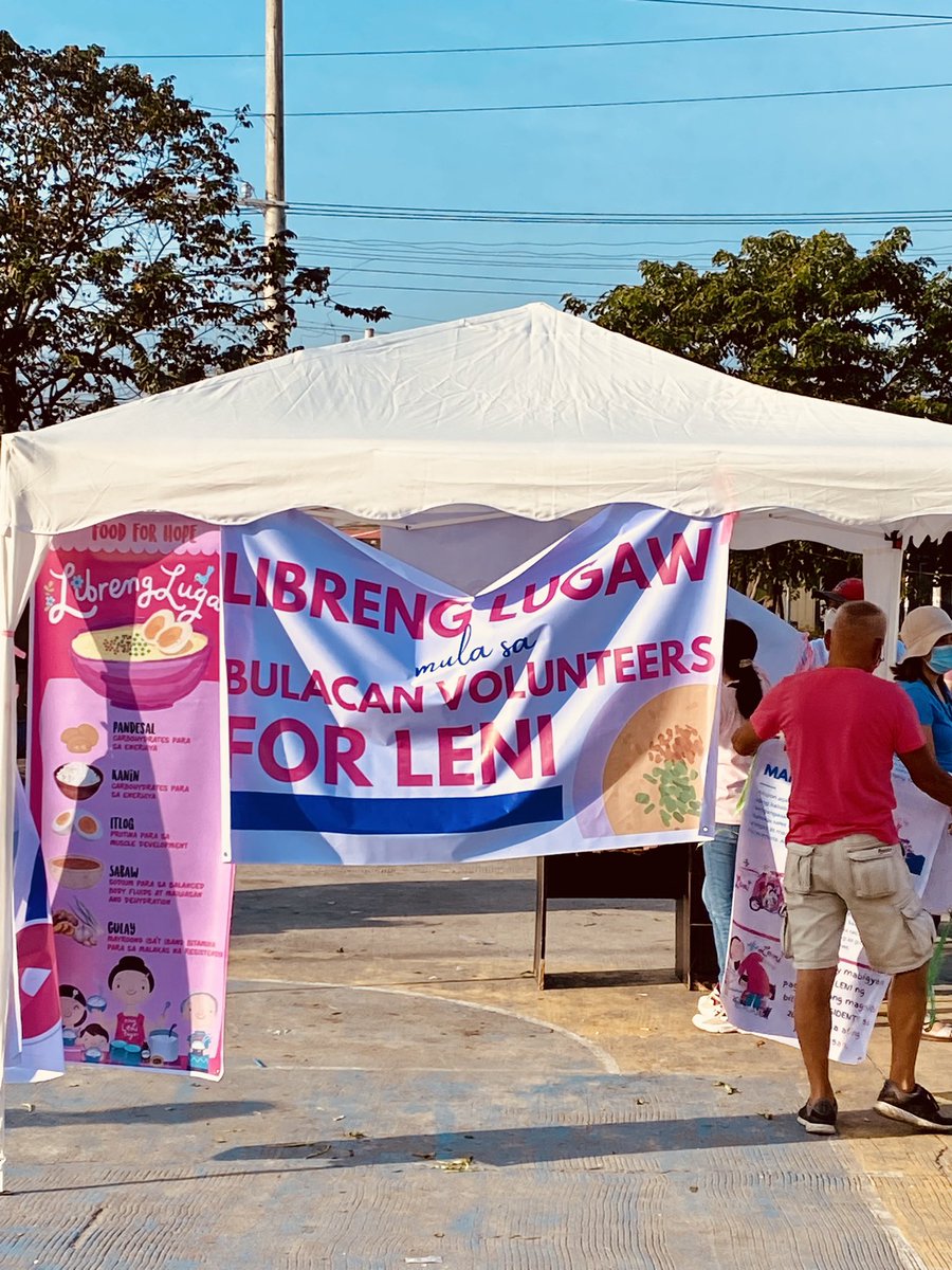 ManalangAris's tweet photo. Morning bike ride and saw this. Nakakatuwa lang that VP @lenirobredo and her team really turned her insults into a great campaign strat. Talaga nga namang when life throws u lemons, make a f*ckin lemonade! I love it. Malolos Bulacan represent! #LeniRobredo2022 ๐ #LugawEssential https://t.co/D40iOvpZgD
