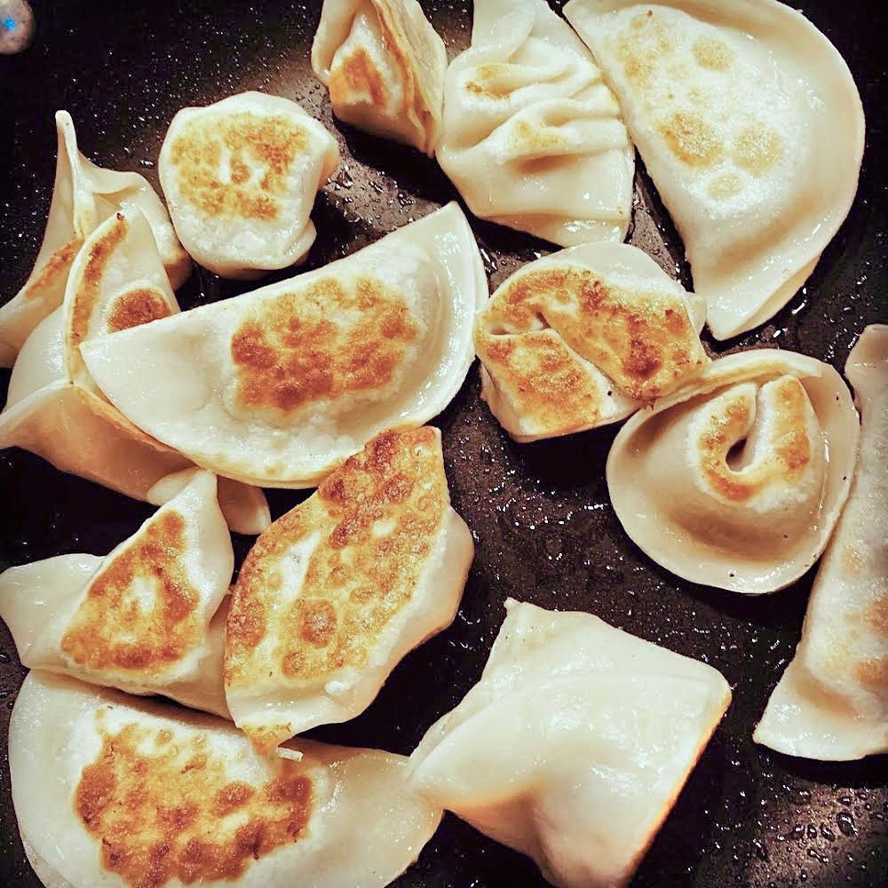 meimeidumplings's tweet photo. Dumplings come in all different shapes and sizes๐ฅโญ, and we love to see you fold 'em and fry 'em!๐คฉ๐คค
#cripsybottoms by @mmplowman
.
.
.
.
.
#meimeidumplings #dumplinglove #dumplingsfordays #eatdumplings #dumplings #dumplingmaking #dumplingsmaketheworldgoround #crispybottoms https://t.co/GQlbZw6WTp