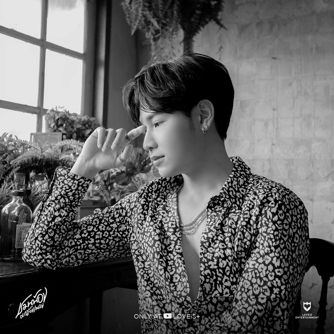 SPRACHAYALOOKS's tweet photo. 🥀🖤

#ลืมไปxSingtoCopter https://t.co/JkVvOlv1na