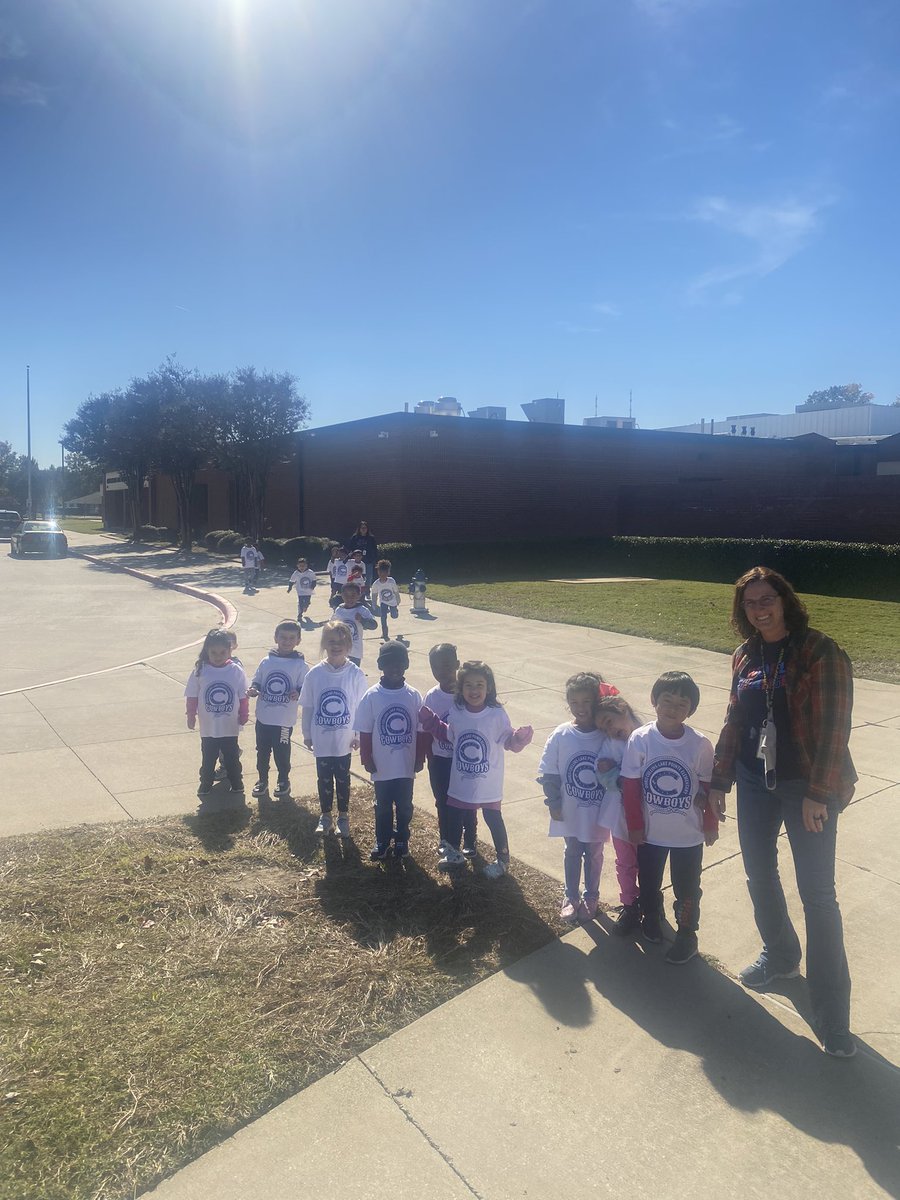 KellyHaack10's tweet photo. Thank you to our sponsors for our @CLP_Elementary @choosebooster Fun Run shirts! It was great to see 600+ @CLP_Elementary 🤠 in matching shirts! We could not have done it without your generosity! #loveclp #caldwellinsurance #staticclean #milestoneelectric https://t.co/0qa69iIRsz