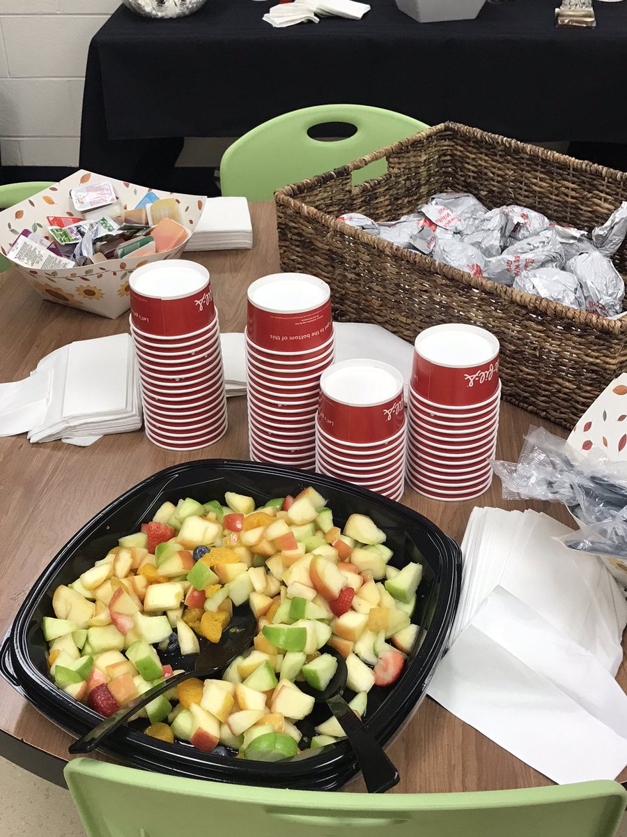 wright4kiddos's tweet photo. @CRISCougars teachers finished the week off with Chick-fil-a from the PTO &amp; a hot chocolate bar from our cafeteria. Thank you! https://t.co/82yVrNY4Xu