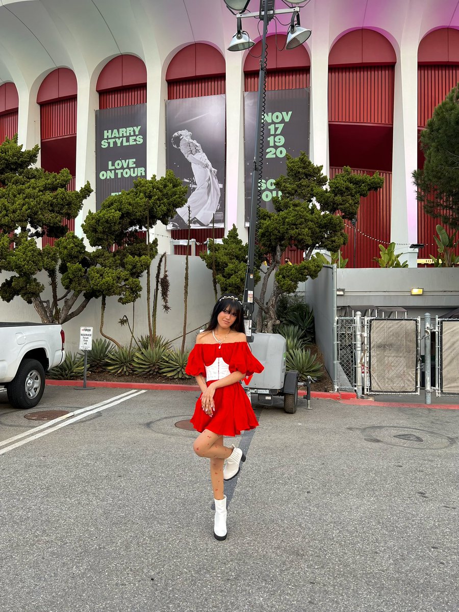 christineaureaa's tweet photo. ROUND 4: LOS ANGELES NIGHT 2! 🐇🍒🌟 @Harry_Styles see u soon bb
#LoveOnTourLA https://t.co/qtixWnANZu