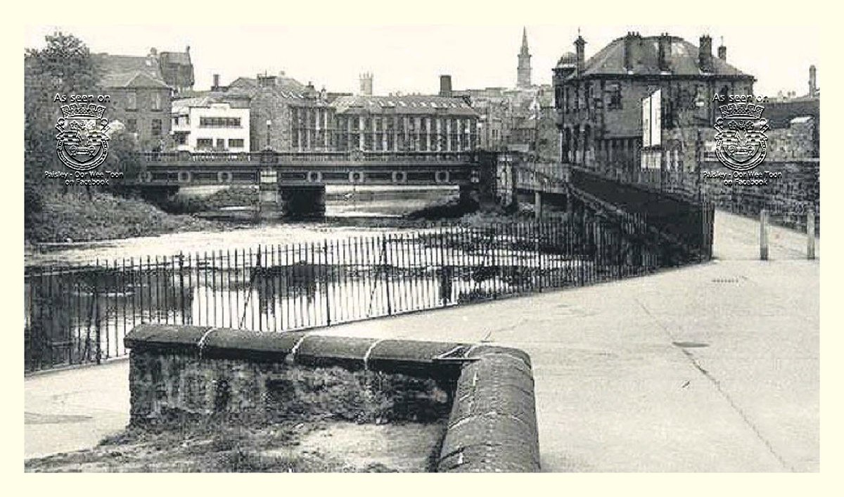 PaisleyPOWT's tweet photo. Cart Walk, seen from Cart Street at the bottom of Thread Street, about 1957. Abbey Bridge carrying Bridge Street across the River with the popular and fondly remembered 'Lighthouse' Pub at the top of the Lane. https://t.co/yupGOlxzg2