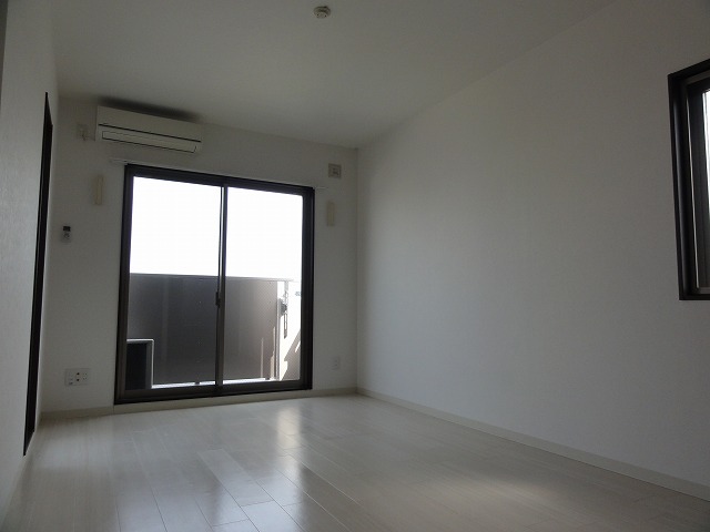 Kyoto_GJHOMES's tweet image. 風呂トイレ別の洗面台付・8帖の広さで綺麗なお部屋！「Pure　Forest　402号室」【衣笠店】
家賃62,000円、共益費5000円。
ritsumei-gakuchin.com/dd478218-1339/

#立命館大学 #賃貸 #PureForest