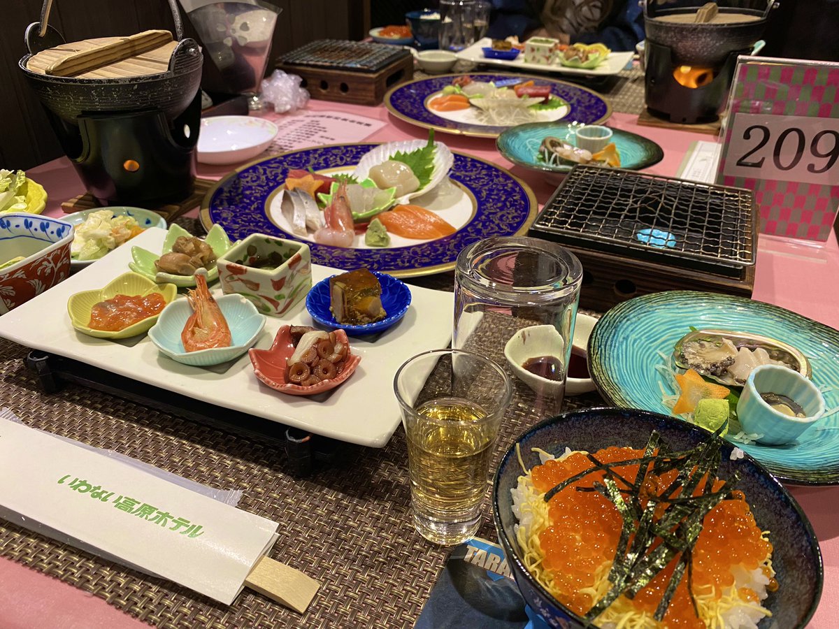 tx79092978's tweet photo. 『いわない高原ホテル』
♨️岩内温泉♨️

日本海と積丹半島を一望できる岩内温泉‼️ラウンジにはスイーツと珈琲が用意されており、景色を見ながら楽しめます⛰
食事は旬な海鮮中心の和食膳で、鮑の刺身、焼き、煮つけの3種は贅沢でした🐚🍴

宿泊費:約3.6万円/2名

#岩内温泉
#夜景 
#北海道温泉宿 https://t.co/6widzDvezX