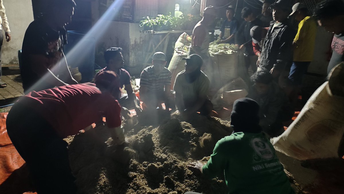Syawaludin3687's tweet photo. Terimakasih semua sedulur LumbungBumi Se Indonesia yg terus memberikan inspirasi dan motivasi utk terus menerus bergerak bersama utk menyelamatkan bumi dan sejahterahkan petani

#LumbungBumiMagelang
#JamuBumi
#PS400 https://t.co/QlL2B3axs6