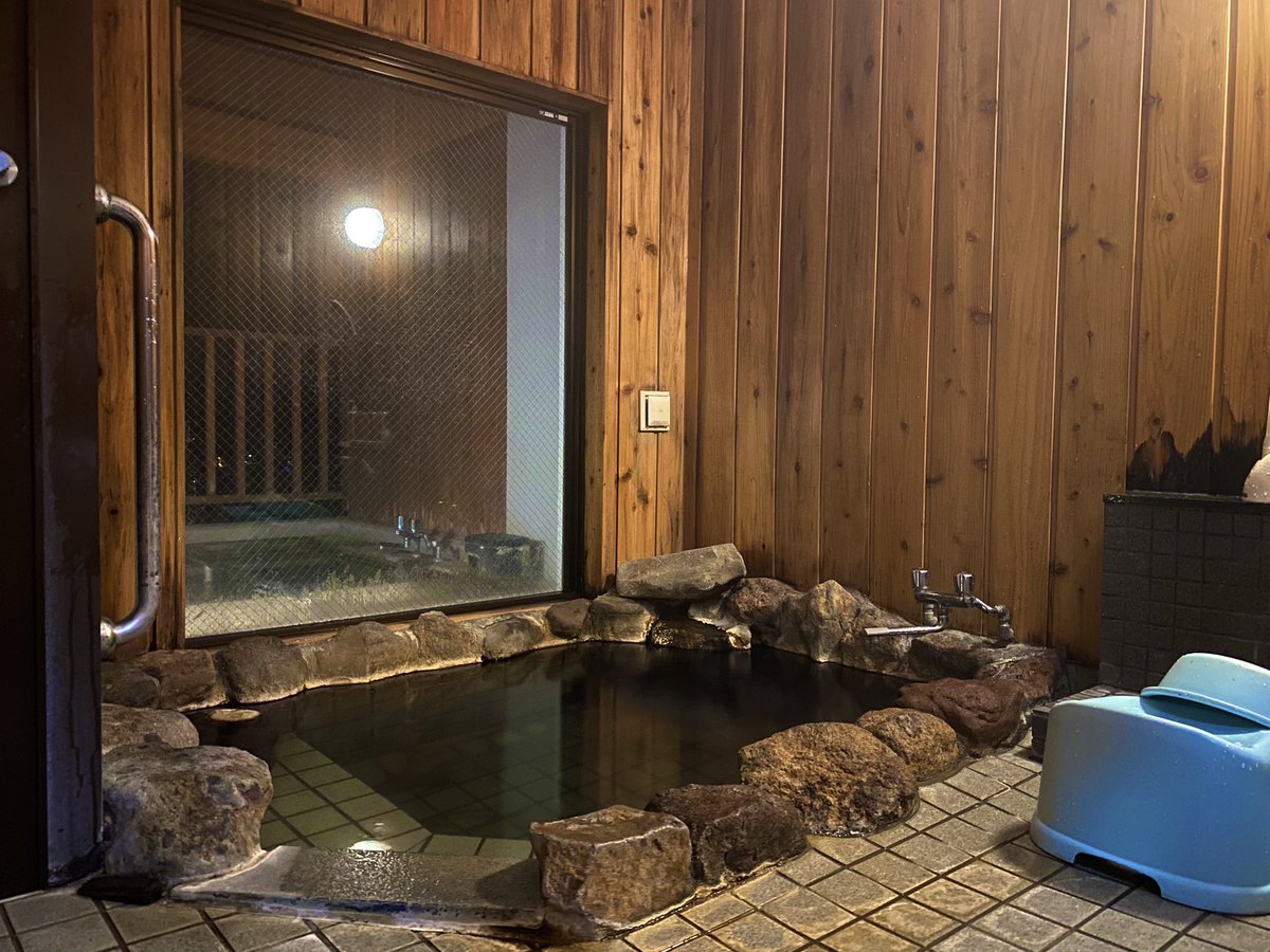 tx79092978's tweet photo. 『いわない高原ホテル』

源泉掛け流し100%の温泉は、ナトリウム-塩化物炭酸水素塩泉♨️関節痛などによく効きます‼️
大浴場の他に、2種類の貸切風呂もあり、綺麗な星空を眺めながらゆっくりと入ることができました🌌

#貸切風呂
#源泉掛け流し
#北海道温泉宿 https://t.co/jJwki15ppU