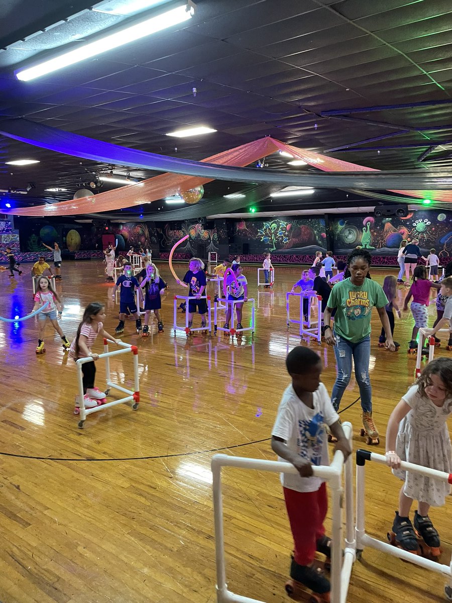ClaraCraig76's tweet photo. Celebrating our students at our monthly Astro Skate events! 💙Thankful for Staff support to share in the fun! #LearningHasNoLimits #Gratitude #BeTheLight @Mrs_Legg27 @POEKPOE @GESPelicans https://t.co/h0xVirlu0z