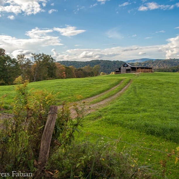 MissDudykins's tweet photo. The barn on Bonner Mountain Road.
.
.
#pin #wondergrams #barnsofwestvirginia #barnsofinstagram #appalachia #rustic #worn #old #appalachia #themountainsarecalling #landscape #bonnermountainroad #october #autumninwv #autumnvibes #autumncolors #meadow #onel… https://t.co/RDOX7HYwiq https://t.co/fepHtLgDQz